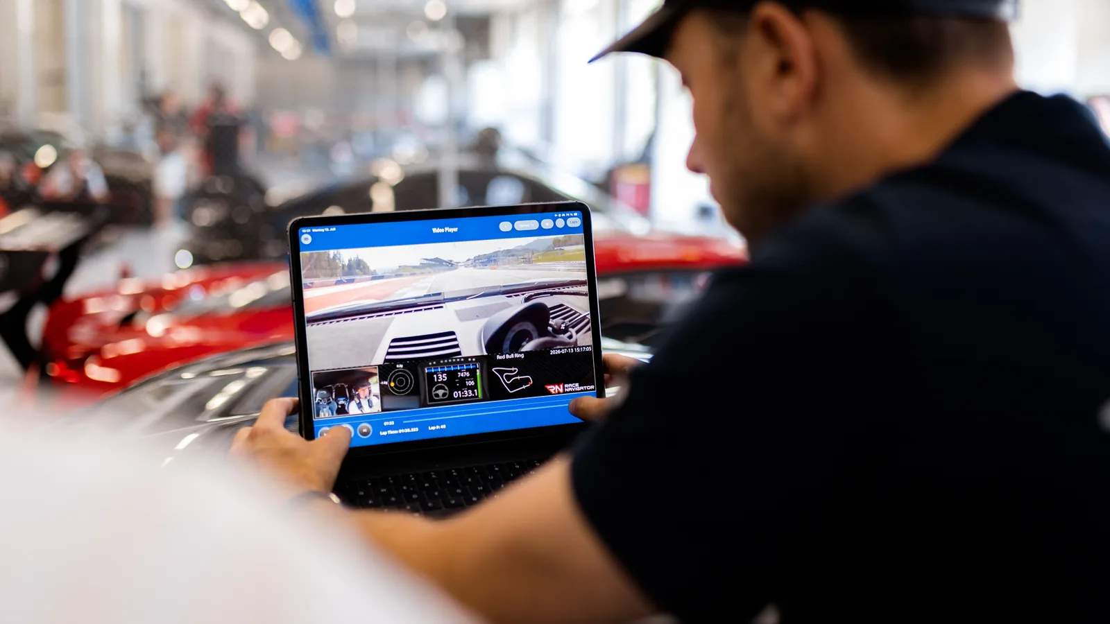 Videoanalyse mit Onboard-Aufnahme und Telemetrie am Laptop im Fahrerlager am Red Bull Ring