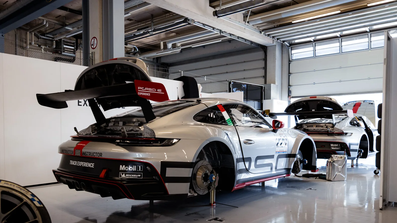 Fahrzeuge in der Box im Fahrerlager am Red Bull Ring zwischen zwei Turns