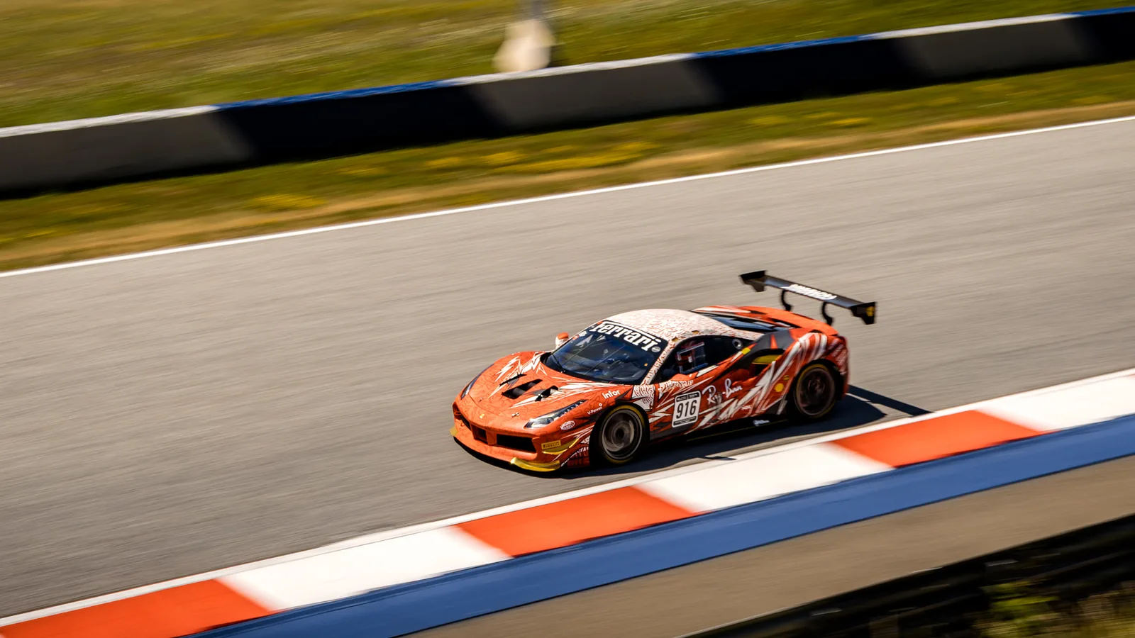 Rennfahrzeug auf den Randsteinen am Red Bull Ring beim ESC Trackday
