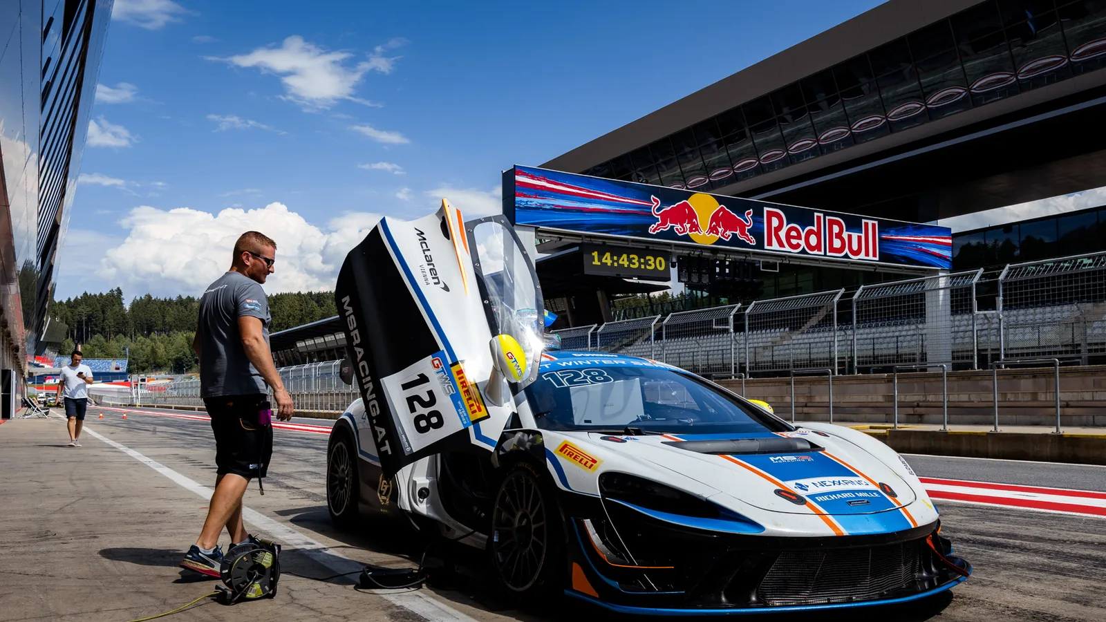 Rennfahrzeug mit geöffneter Tür in der Boxengasse am Red Bull Ring vor dem Turn