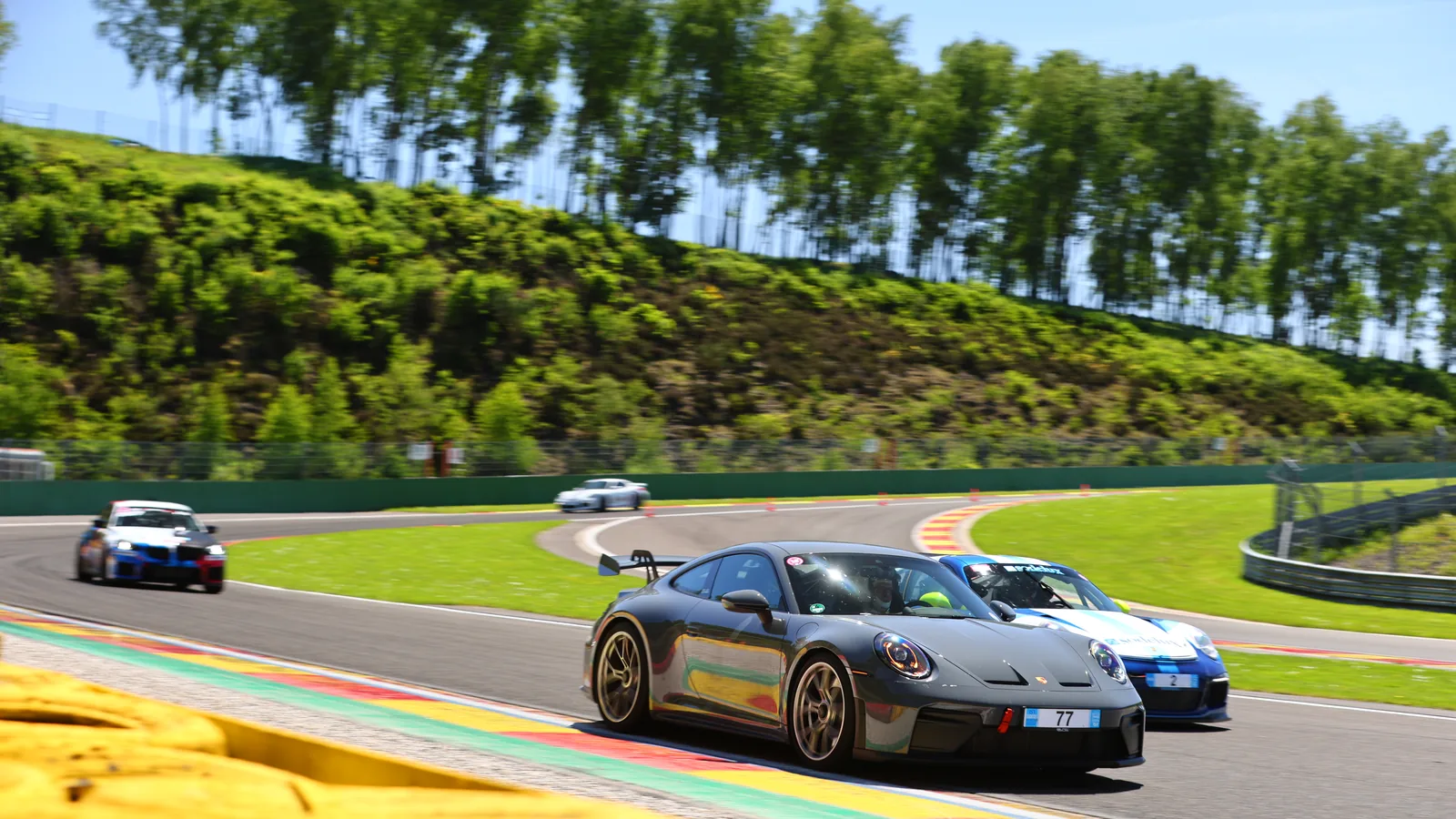 Sportwagen vor der bewaldeten Ardennen-Kulisse in Spa-Francorchamps