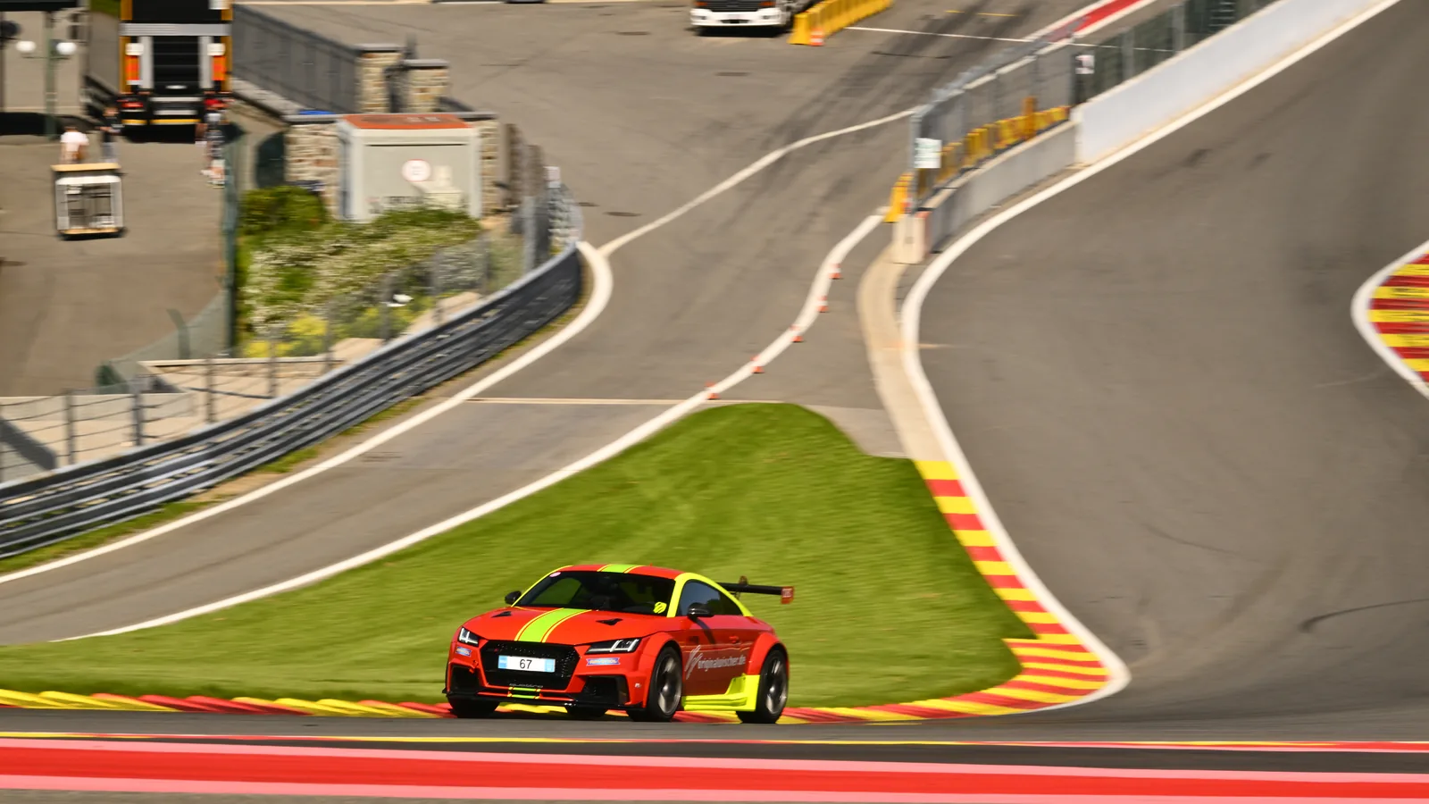 Sportwagen am Fuß von Eau Rouge und Raidillon in Spa-Francorchamps