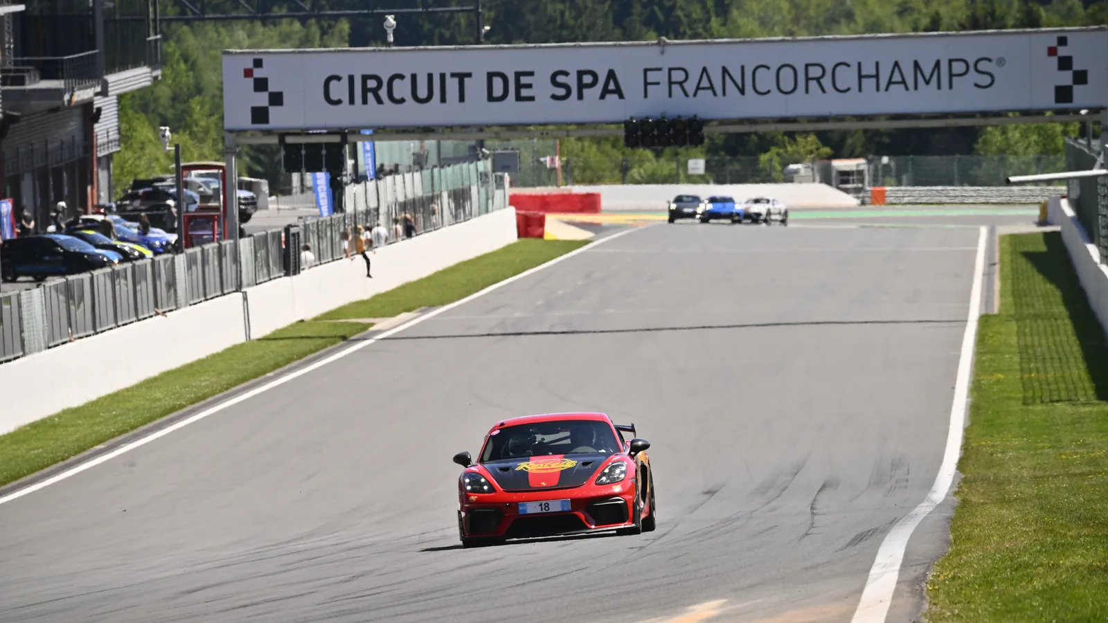 Sportwagen auf der Start-Ziel-Geraden unter dem Streckenschild in Spa-Francorchamps