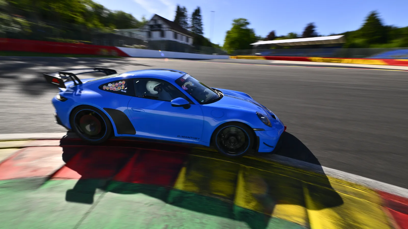 Sportwagen in einer Kurve in Spa-Francorchamps beim ESC Trackday