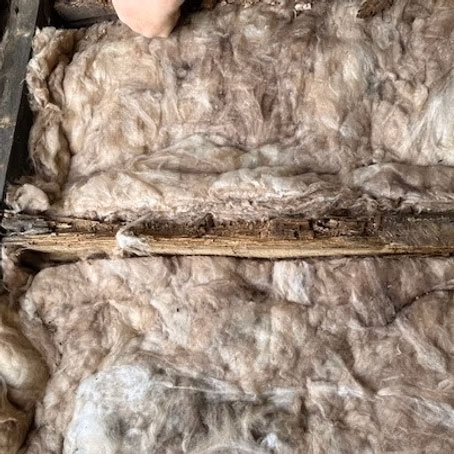 Honeycomb between layers of loft insulation