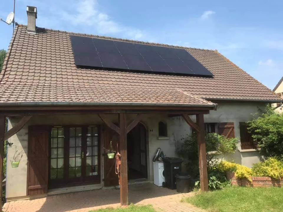 Une maison équipée d'un panneau solaire sur le toit.