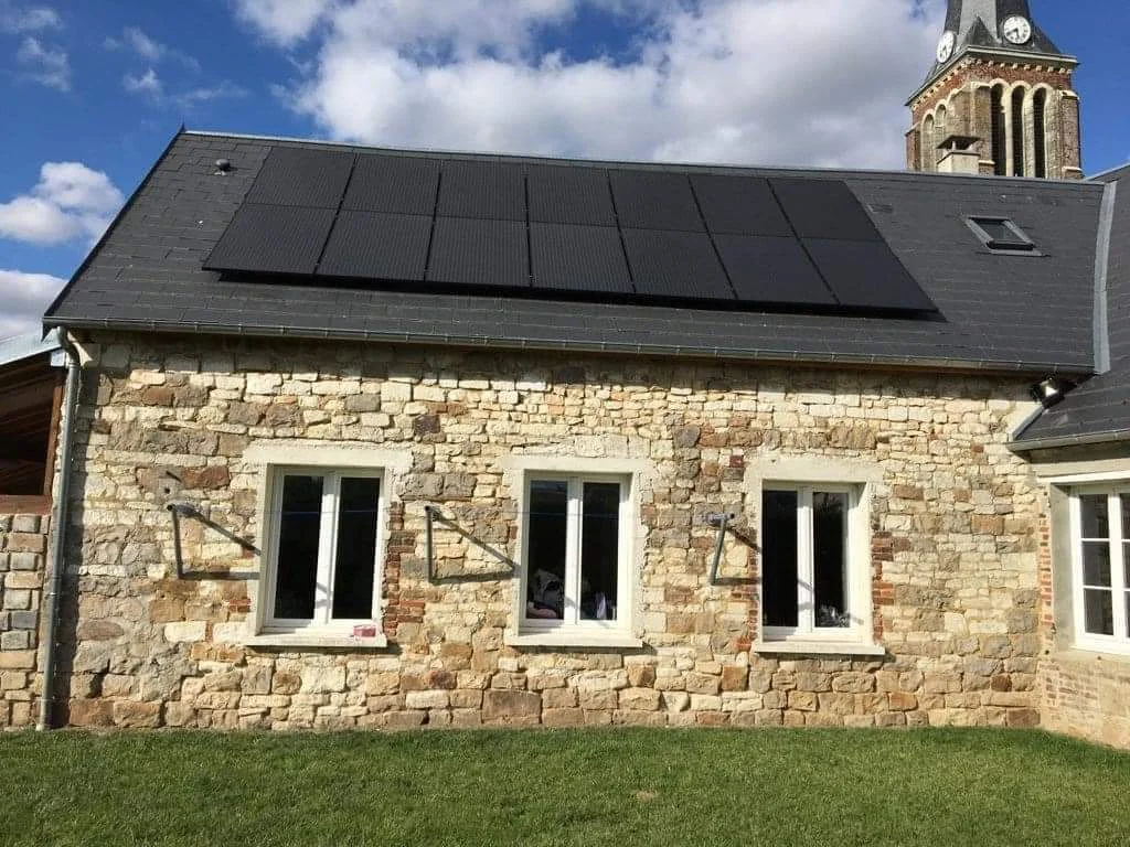 Une maison équipée d'un panneau solaire sur le toit.