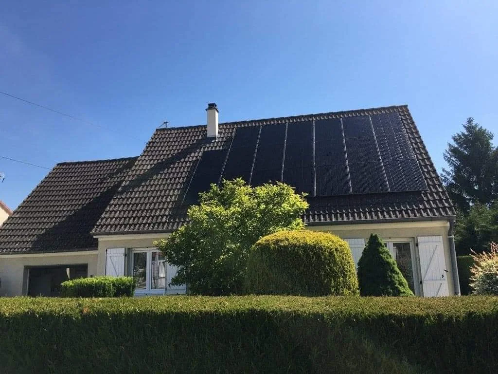 Une maison équipée d'un panneau solaire sur le toit.