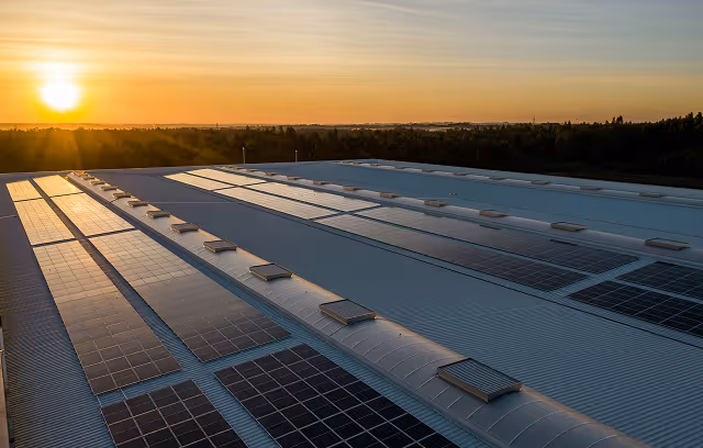 Panneaux solaire toit d'un bâtiment