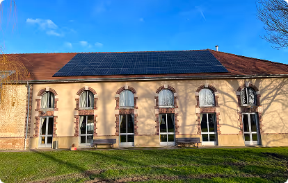 Une maison équipée d'un panneau solaire sur le toit.