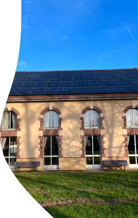 Une maison équipée d'un panneau solaire sur le toit.