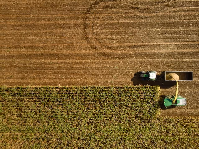 Vue aérienne d'un tracteur dans un champs