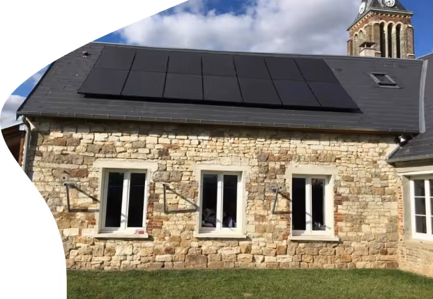 Une maison équipée d'un panneau solaire sur le toit.