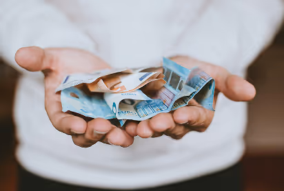 Des mains avec de l'argent dedans