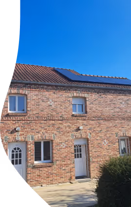 Une maison équipée d'un panneau solaire sur le toit.