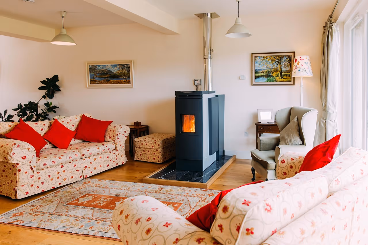 Un poêle à pellet dans un grand salon style modern et spacieux 