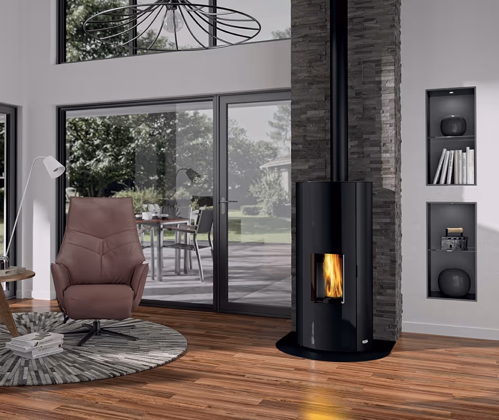 Un poêle à pellet dans un grand salon style modern et spacieux