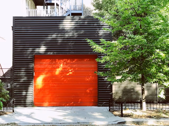Une porte de garage modern et rouge éclatante
