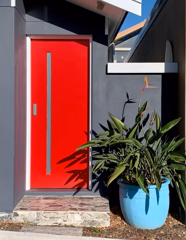 Une porte d'entrée modern et rouge éclatante