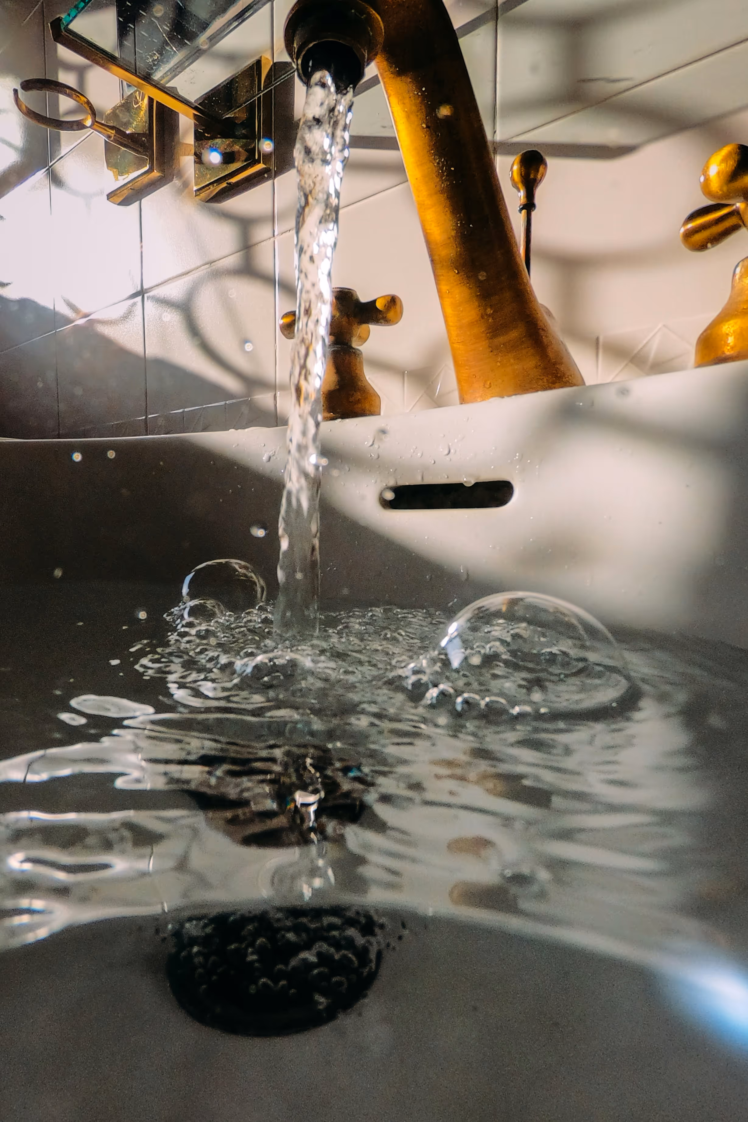 Un lavabo de salle de bain d'où s'écoule de l'eau.