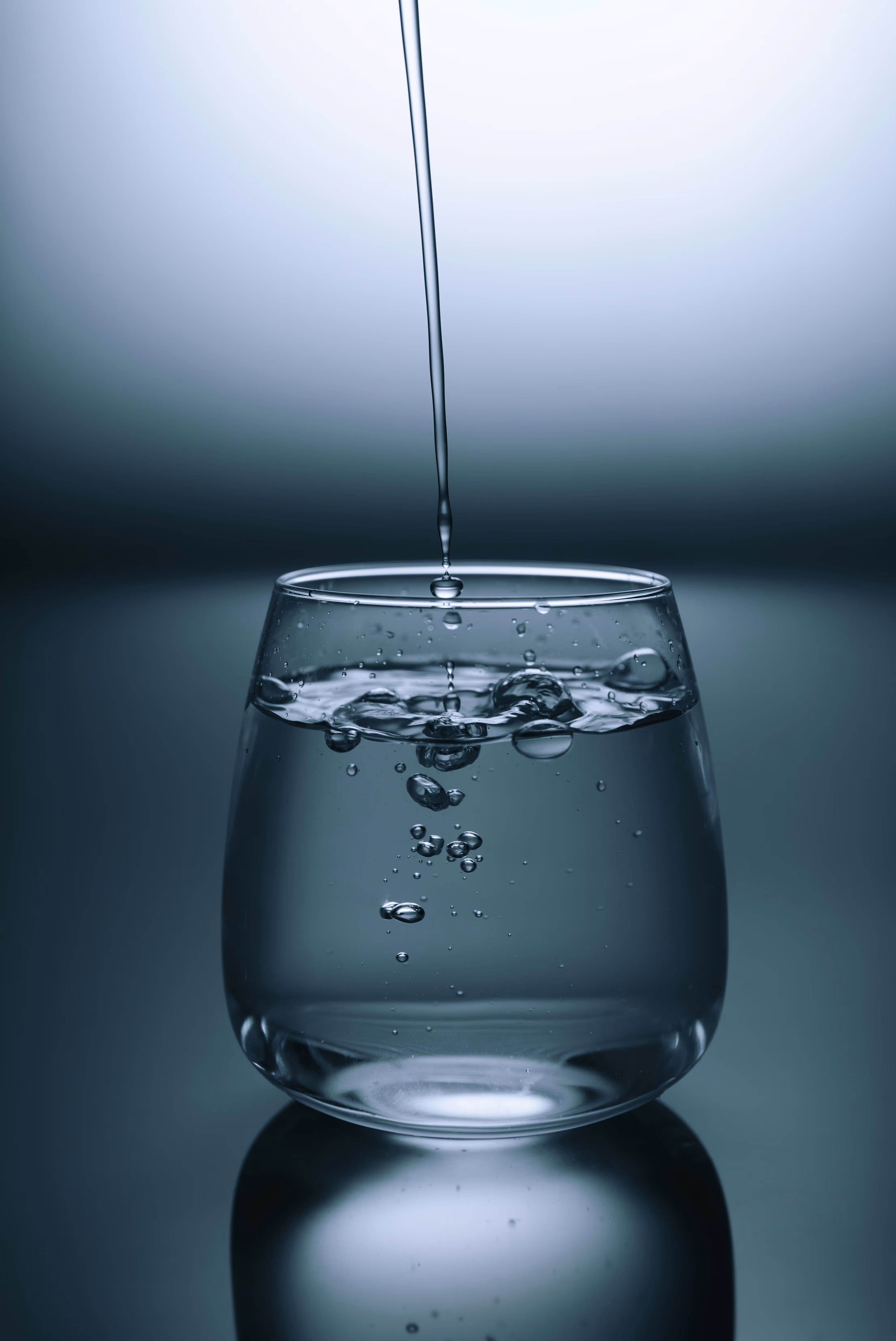 Un verre d'eau contenant des gouttelettes.