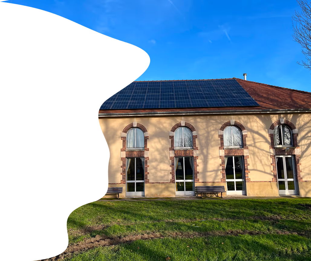 Une maison équipée d'un panneau solaire sur le toit.