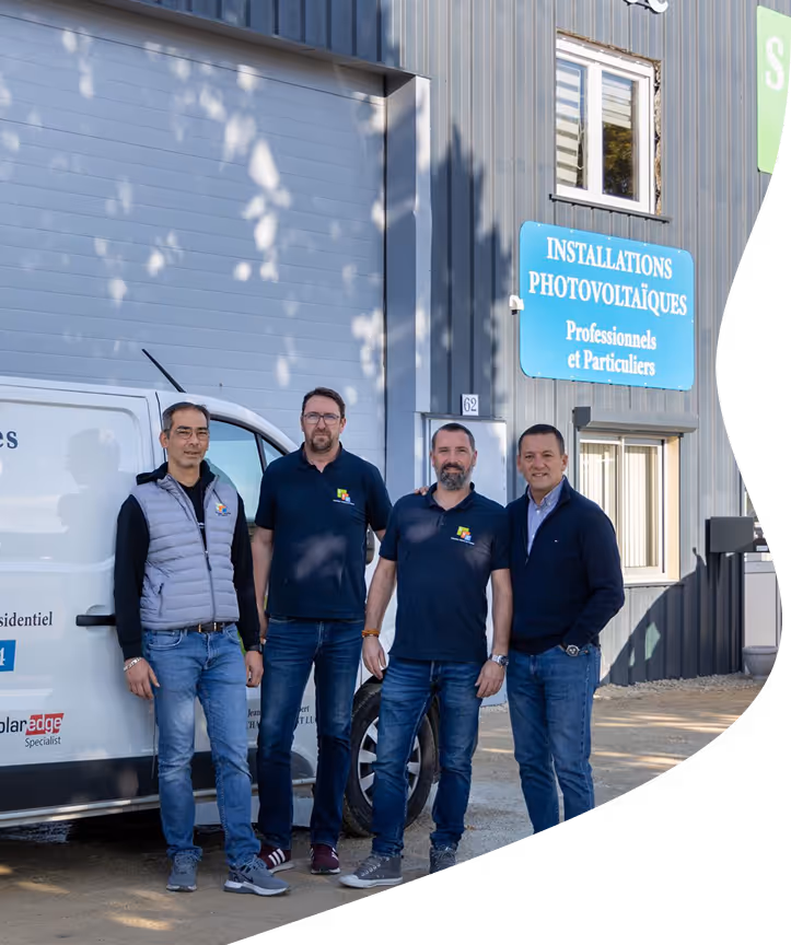 4 personnes de l'équipe du siège devant le camion floqué