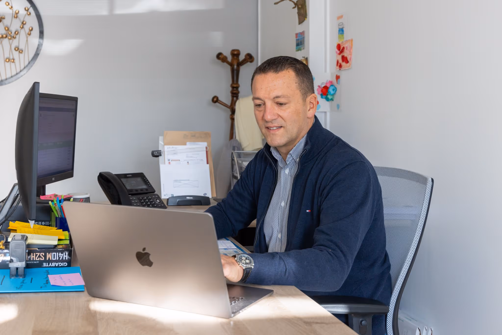 l'un des co-fondateur dans son bureau sur son ordinateur