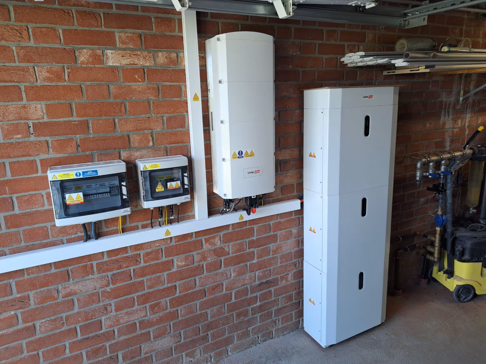 Batterie de stockage solaredge sur un mur en brique rouge