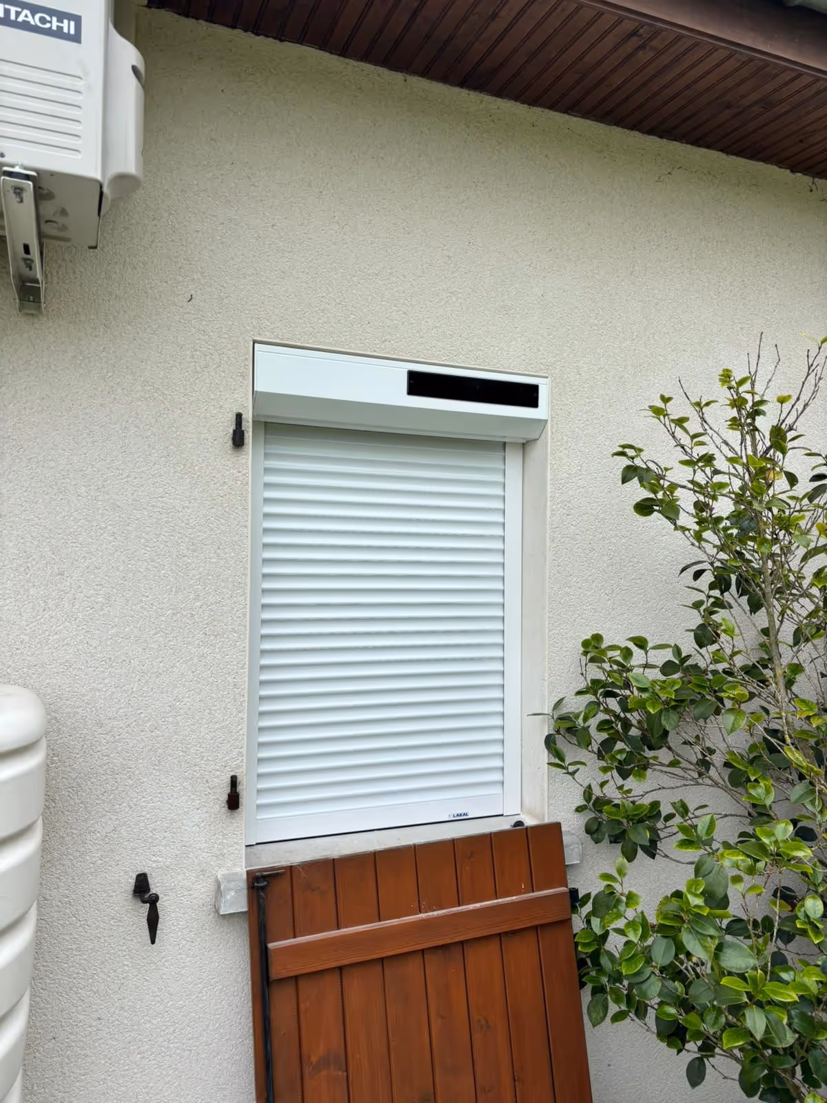 fenêtre équipée d'un volet roulant solaire fermé