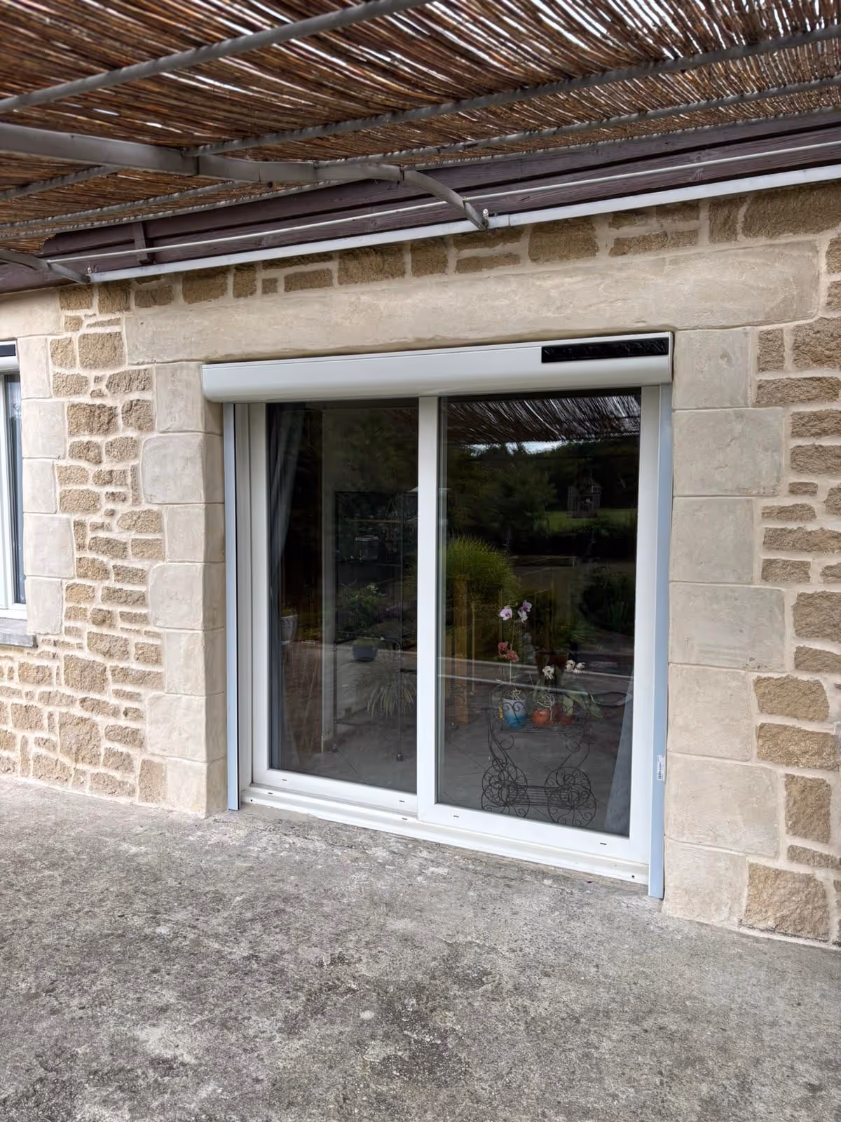 baie vitrée équipée d'un volet roulant solaire