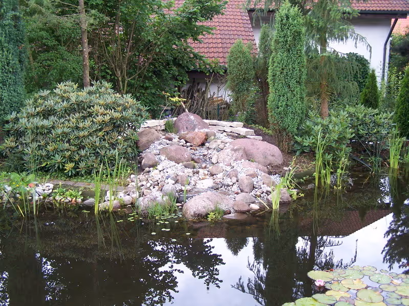 Website header for Müller Zaubergärtner showing menu, video thumbnail of a modern garden project, and text highlighting over 40 years of experience and 750 realized gardens.