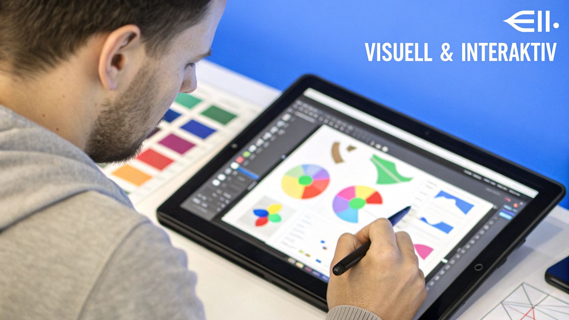 Person, die mit verschiedenen Inhaltsformaten auf mehreren Bildschirmen jongliert, was Content-Atomisierung symbolisiert.
