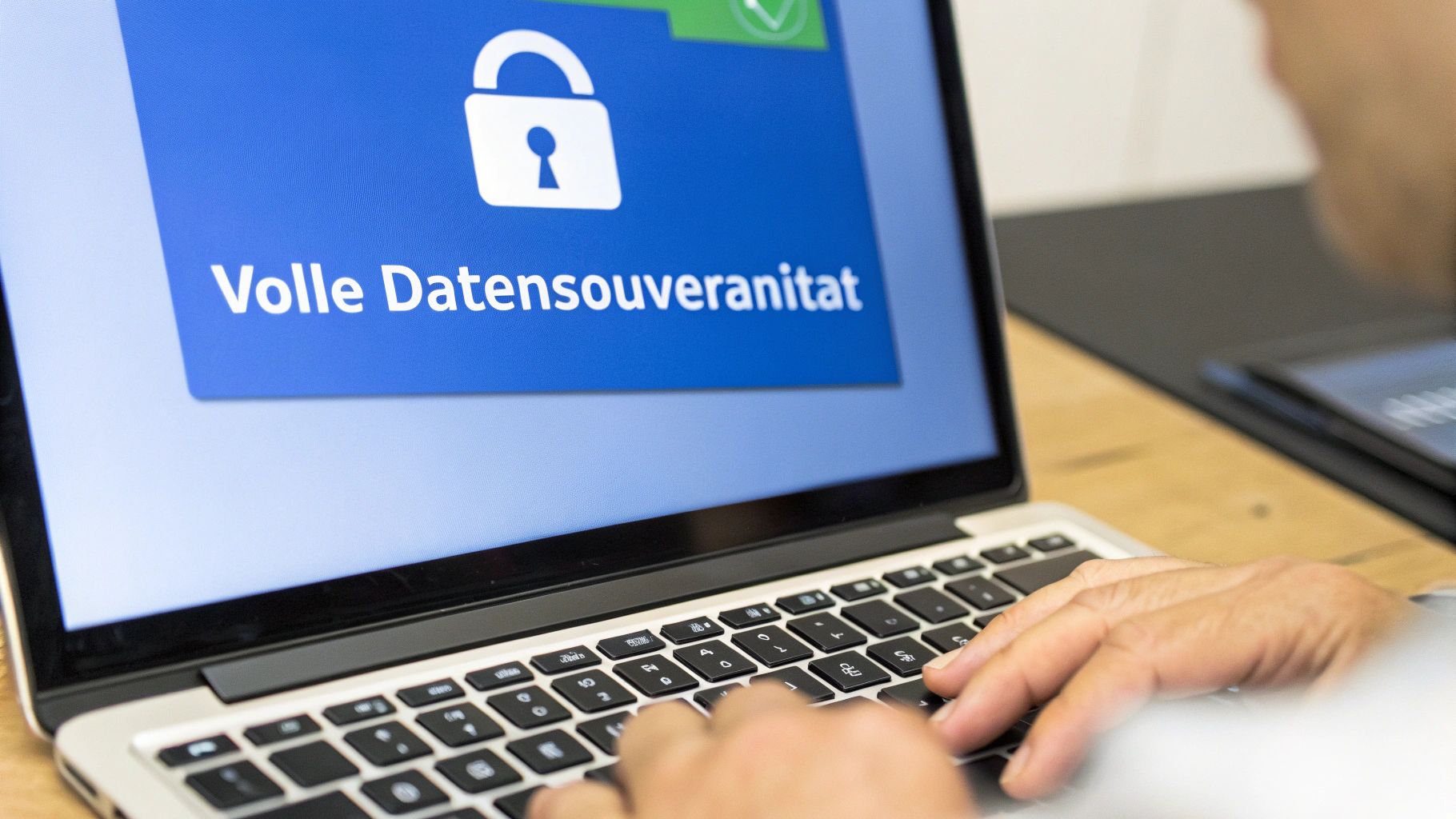 Ein Vorhängeschloss-Symbol, das über einem Server-Rack schwebt und die Sicherheit und den Schutz der Unternehmensdaten symbolisiert.