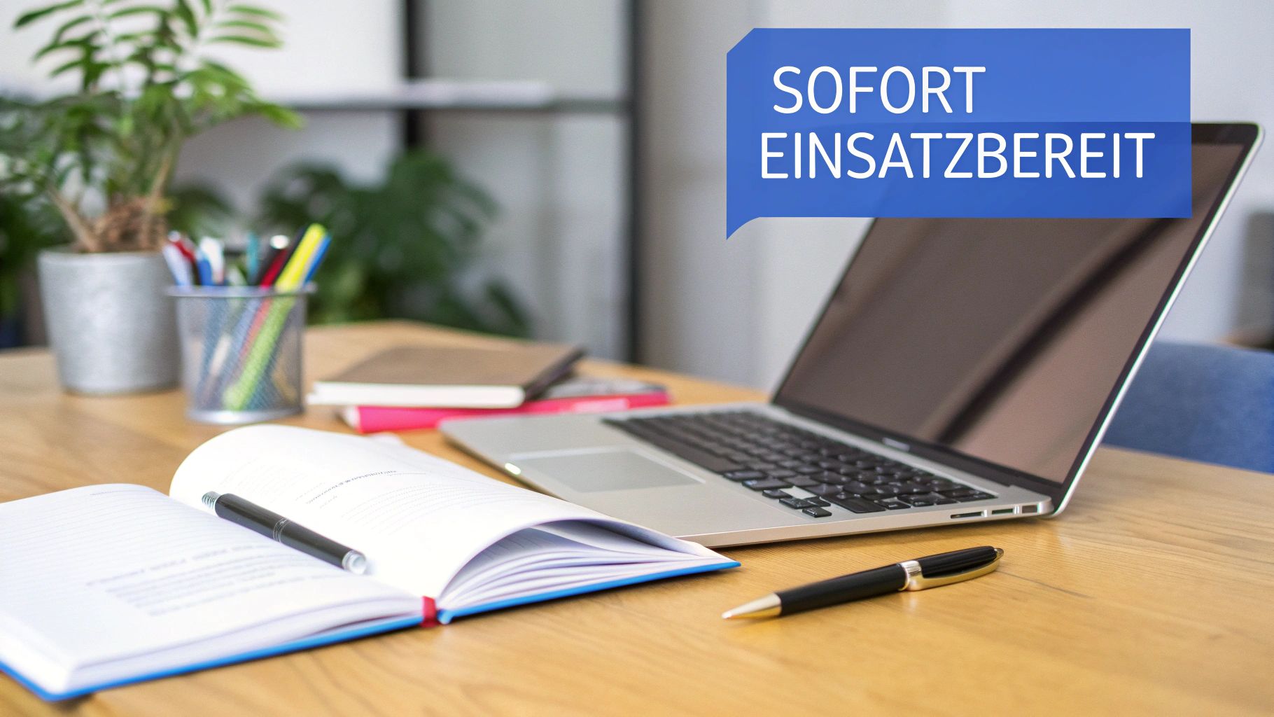Zwei Geschäftsleute arbeiten an einem Laptop und diskutieren, während sie auf den Bildschirm schauen, was die sofortige Einsatzbereitschaft von InnoGPT symbolisiert.