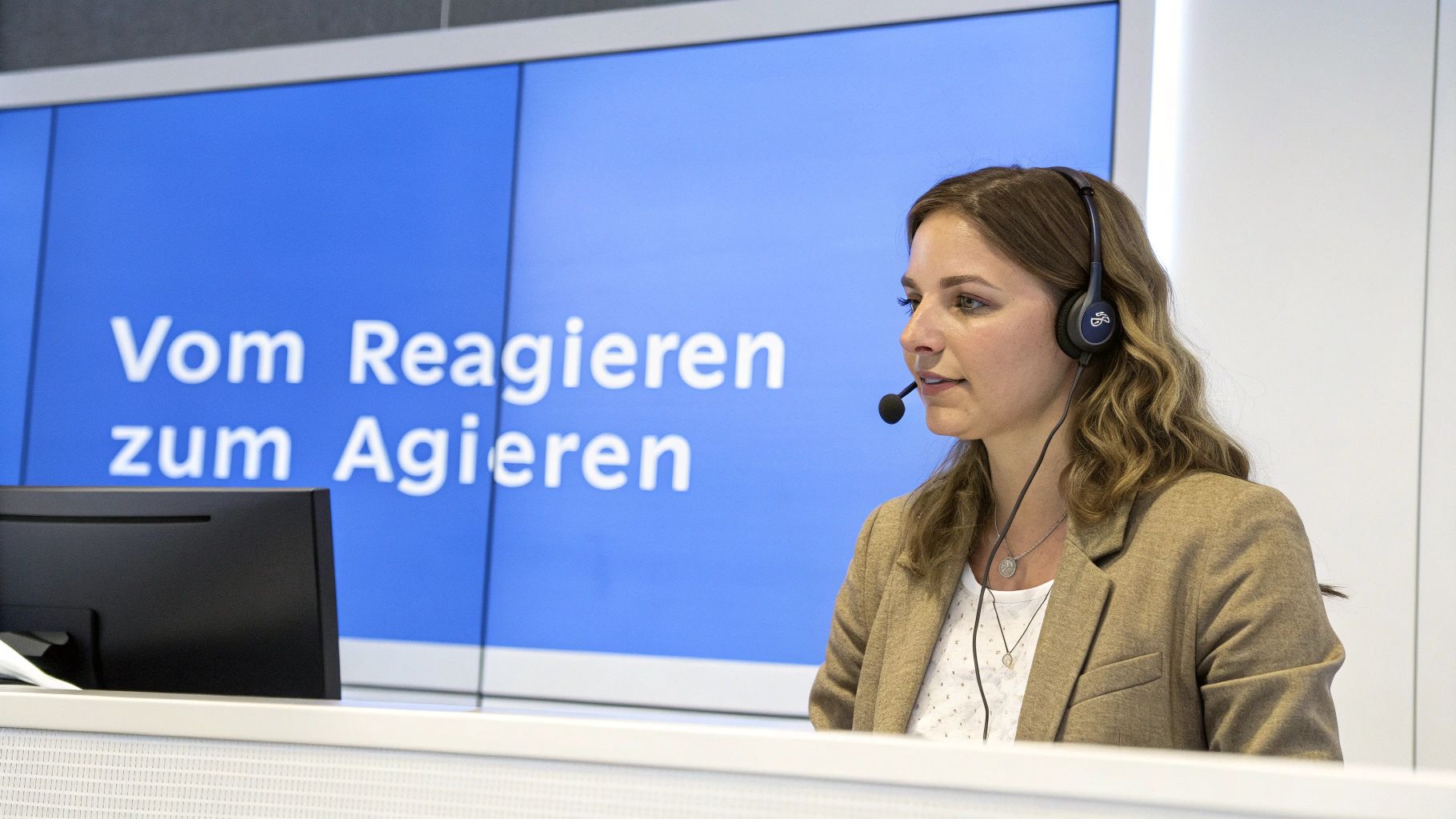 Ein Pfeil bewegt sich von einer reaktiven zu einer proaktiven Position, was den Wandel im Kundendialog darstellt.