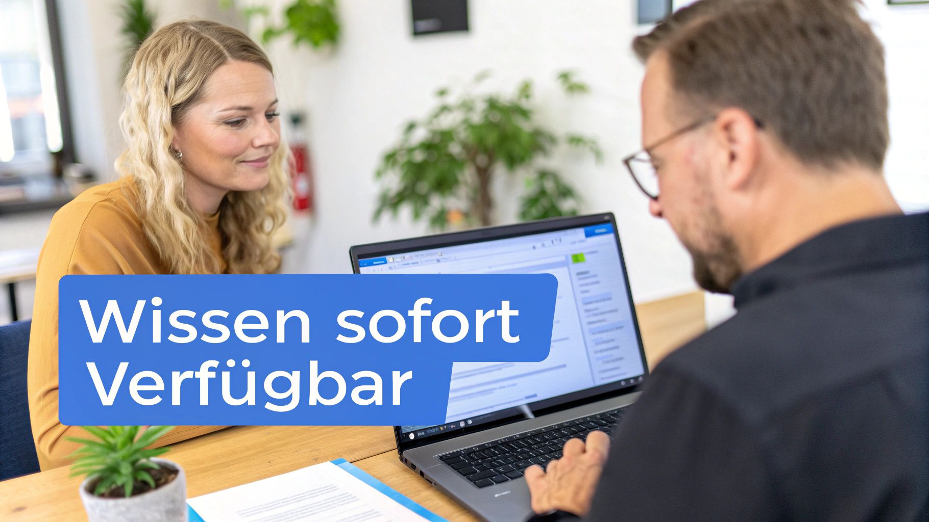 Zwei Kollegen arbeiten zusammen am Laptop, während der Text 'Wissen sofort Verfügbar' eingeblendet ist.