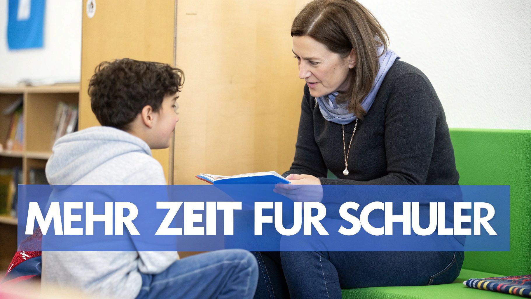 Eine Frau liest einem Jungen ein Buch vor, der ihr aufmerksam zuhört. Sie sitzen in einem Lernraum.