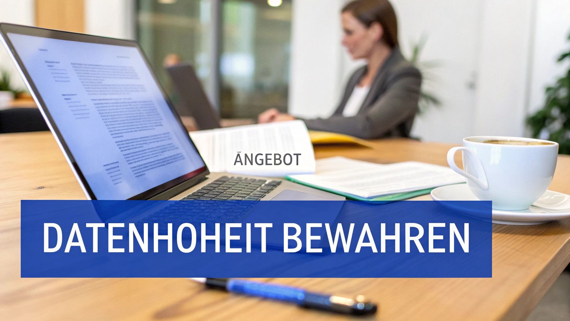 Laptop auf Schreibtisch, Dokument mit 'ANGEBOT', Kaffeetasse und dem Schriftzug 'DATENHOHEIT BEWAHREN'.