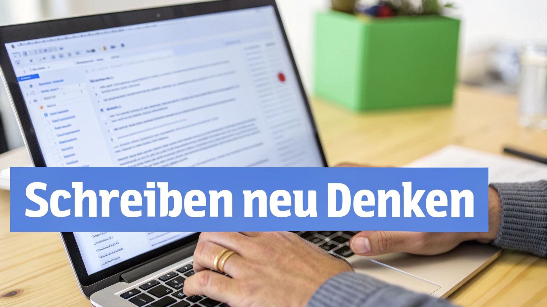 Eine Person tippt auf einem Laptop, dessen Bildschirm Text anzeigt. Ein blauer Balken mit 'Schreiben neu Denken'.