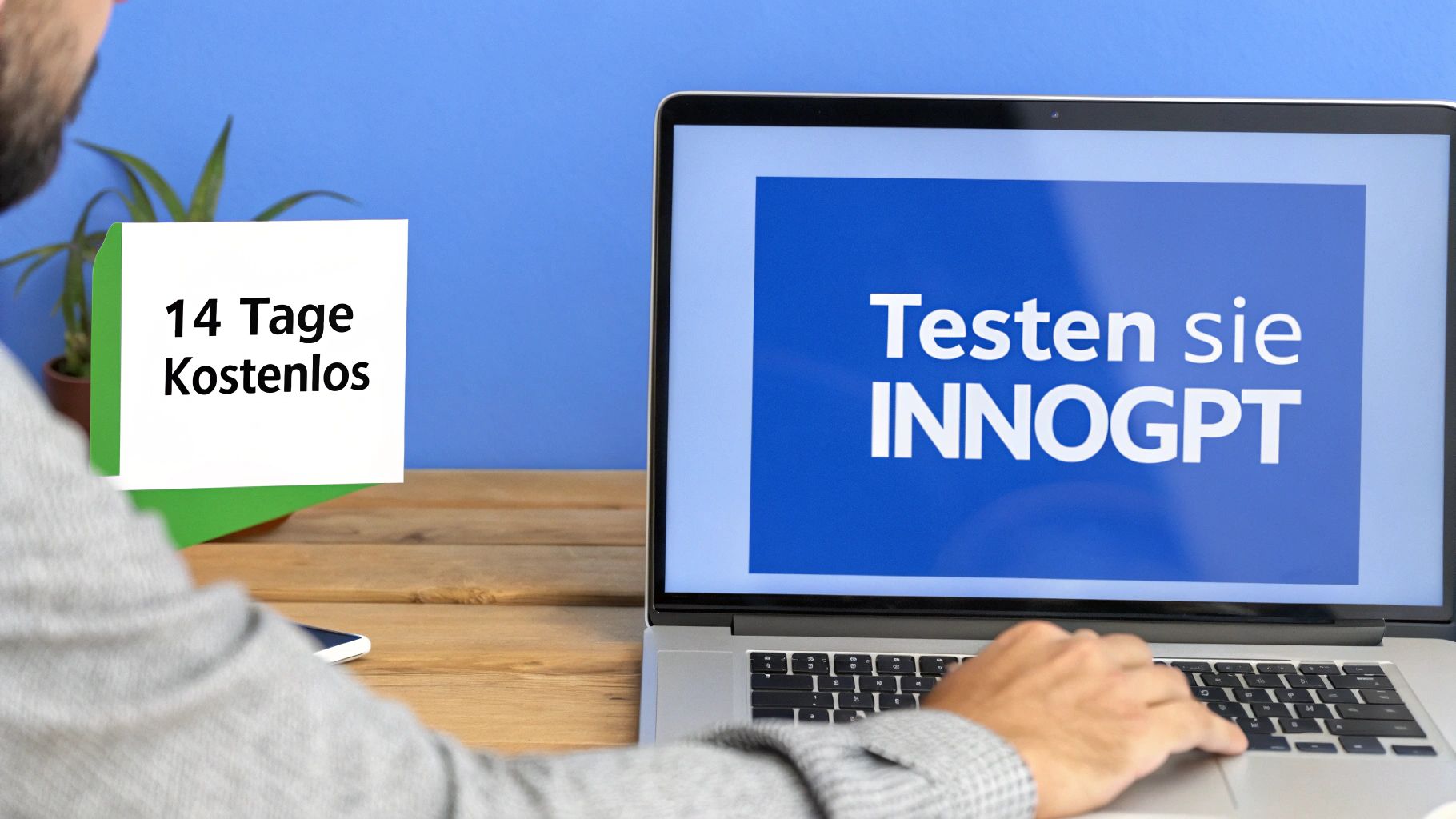 Ein Mann testet INNOGPT auf einem Laptop und sieht ein Schild '14 Tage Kostenlos'.