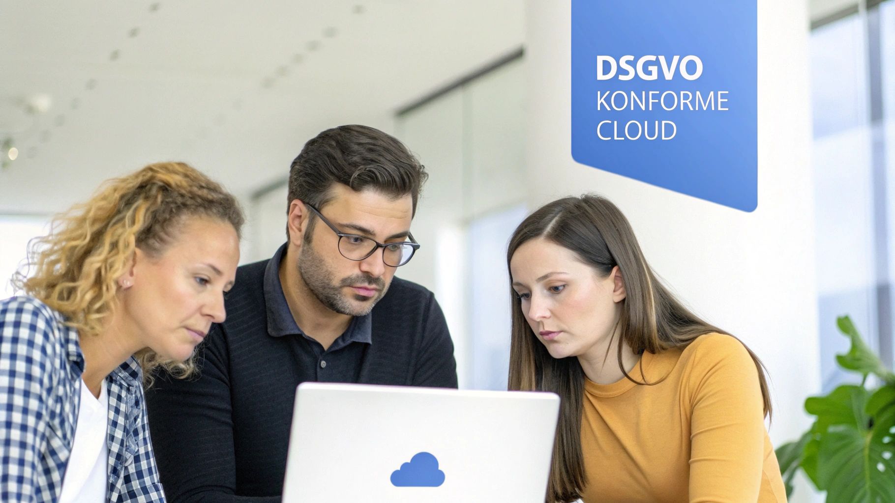 Drei Personen arbeiten zusammen an einem Laptop mit Cloud-Logo, mit dem Text 'DSGVO KONFORME CLOUD' im Hintergrund.