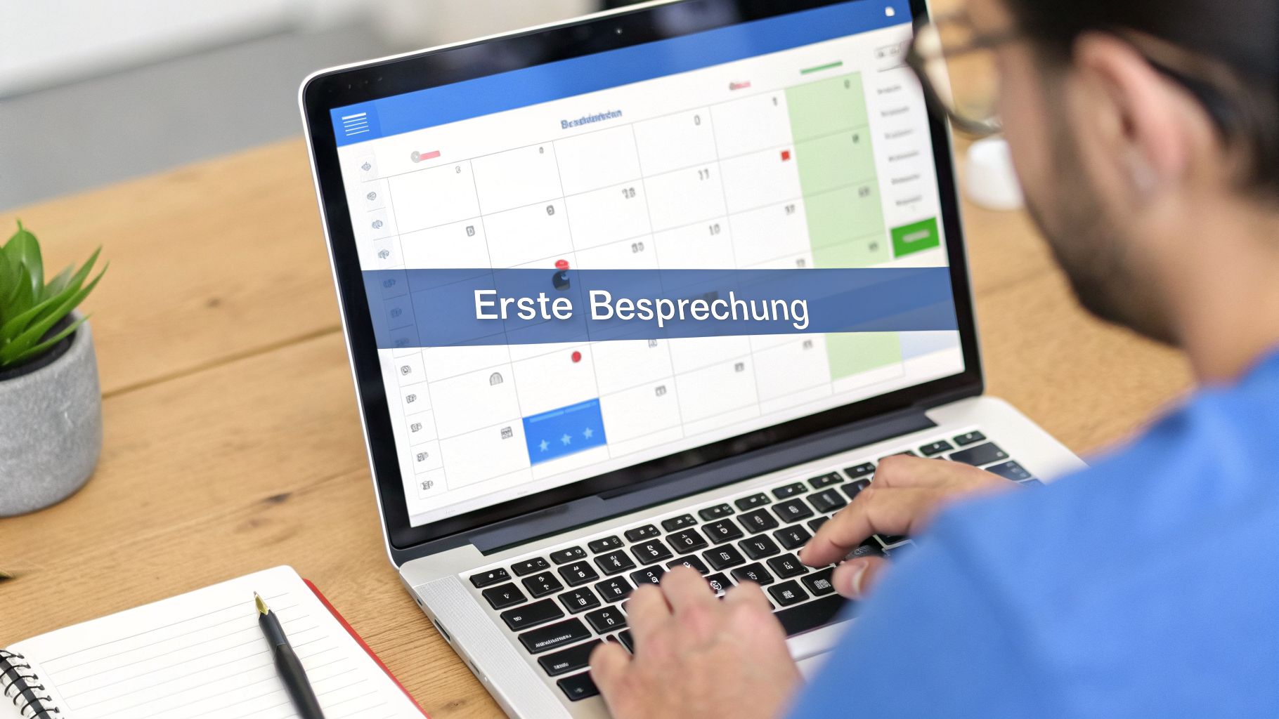 Ein Mann plant eine Besprechung auf seinem Laptop-Kalender, 'Erste Besprechung' ist markiert.