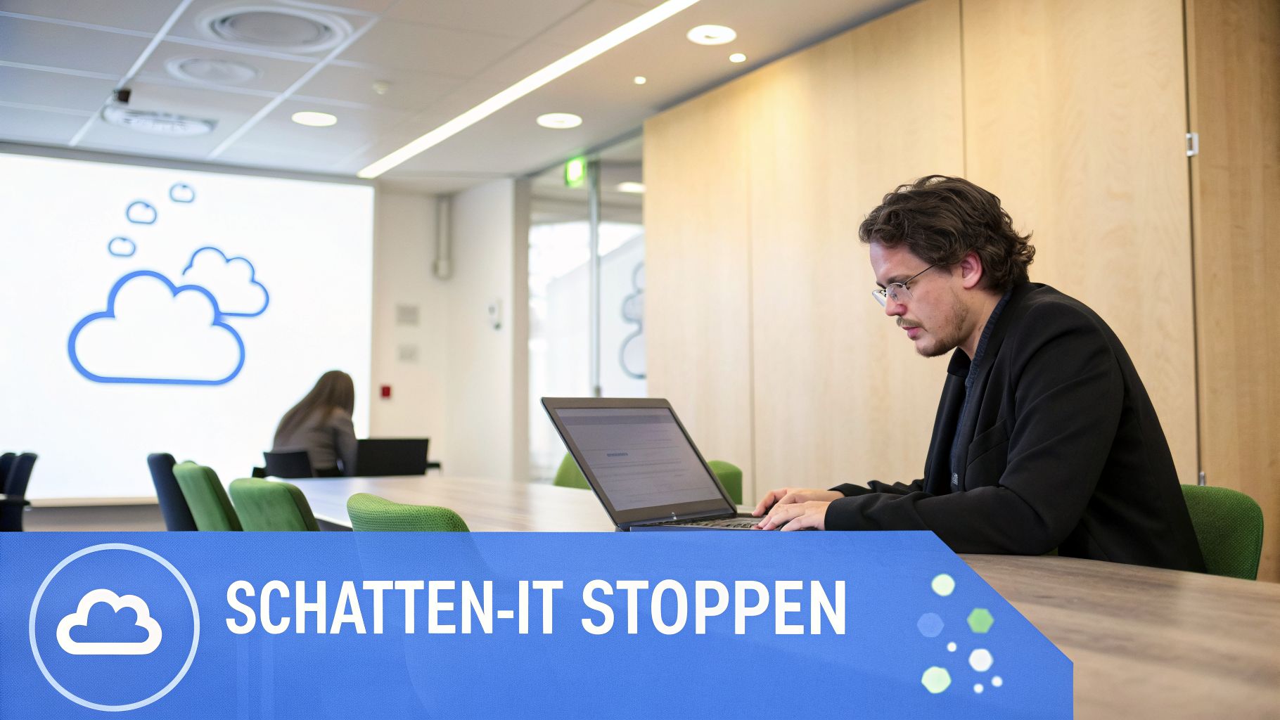 Mann arbeitet im Büro an einem Laptop. Im Hintergrund sind Cloud-Symbole auf einer Leinwand und der Text "SCHATTEN-IT STOPPEN" zu sehen.
