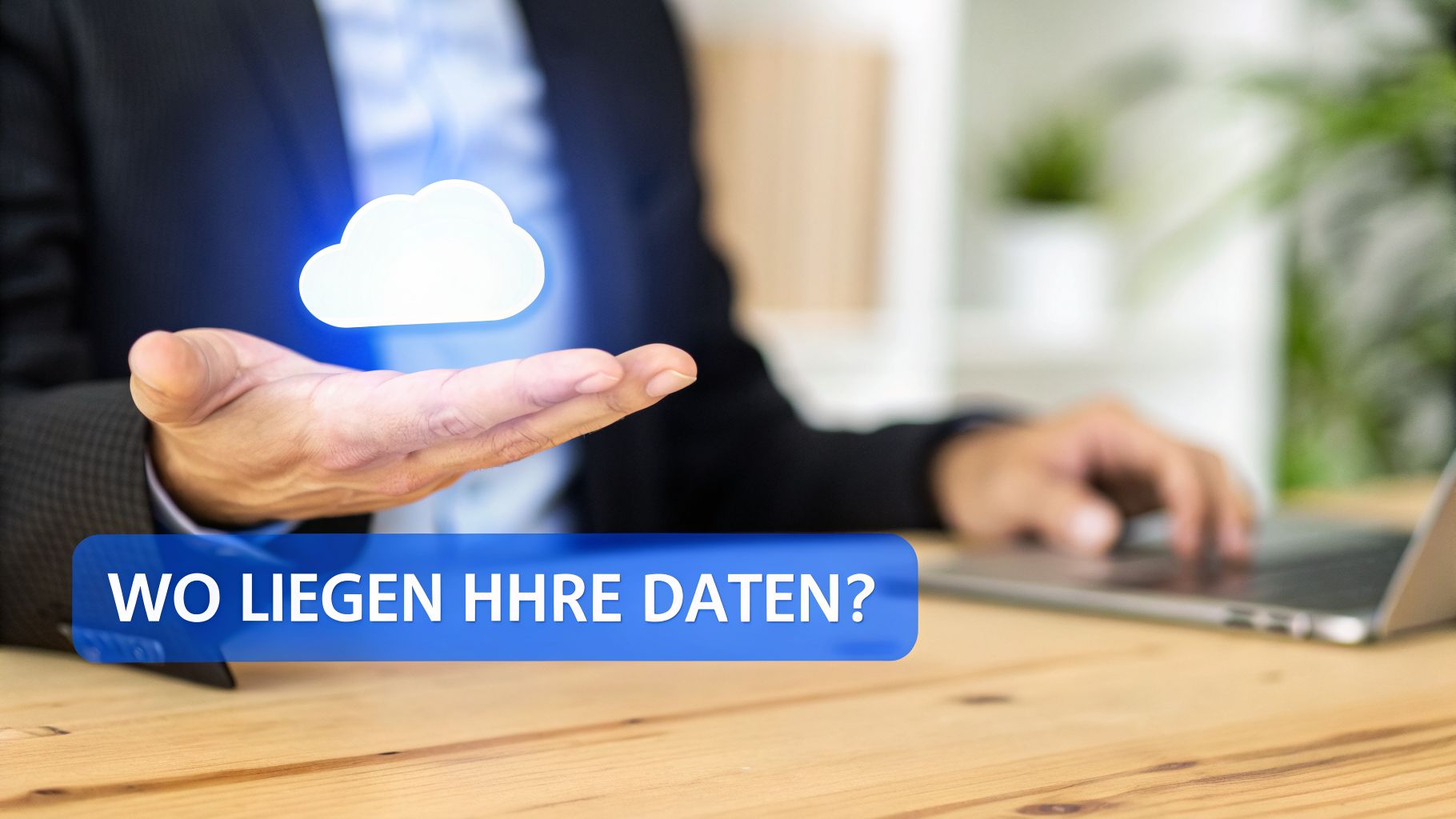 Eine Hand hält eine leuchtende Wolke, während im Vordergrund 'WO LIEGEN IHRE DATEN?' steht, thematisierend Datenspeicherung.