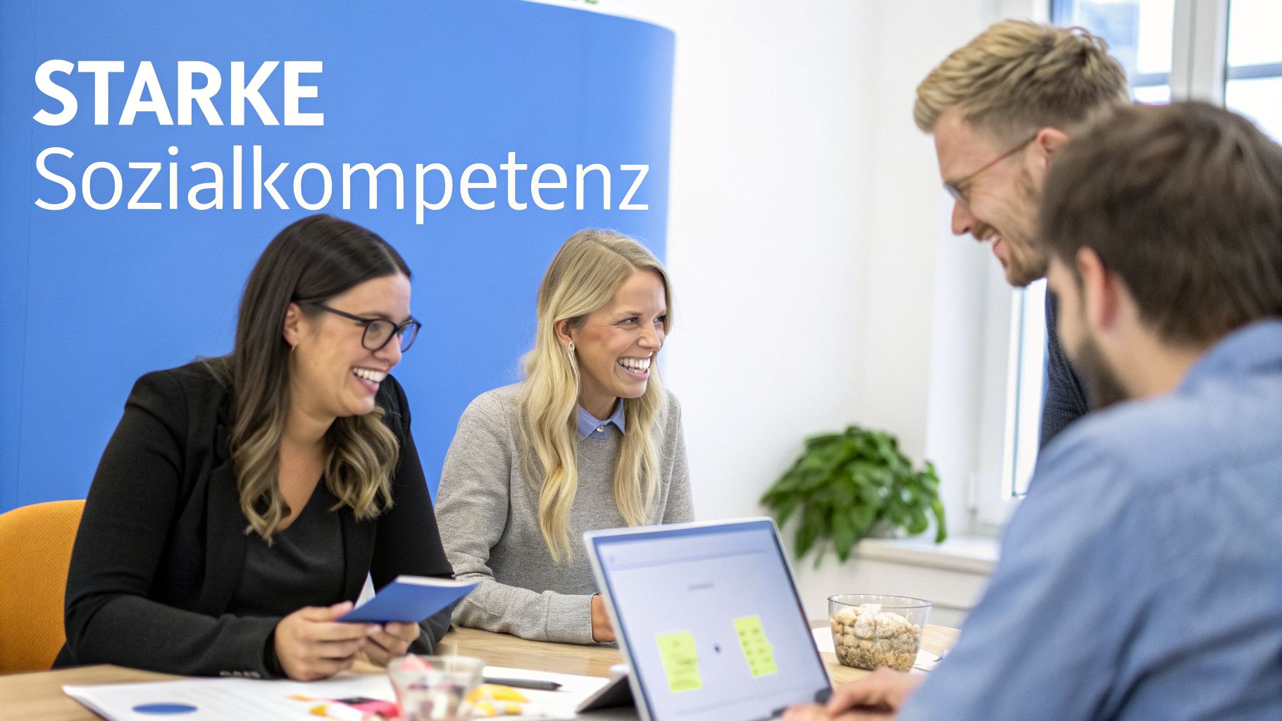 Vier lachende Personen, zwei Frauen und zwei Männer, sitzen an einem Tisch und interagieren positiv. Im Hintergrund steht "STARKE Sozialkompetenz".