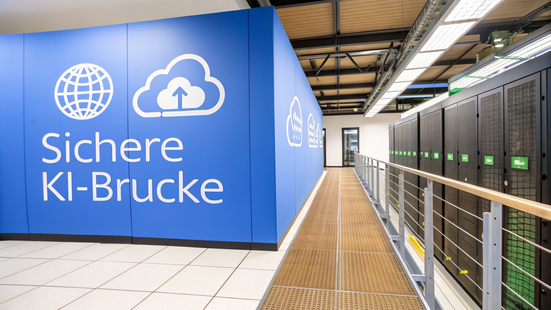Moderner Serverraum mit blauer Wand, 'Sichere KI-Brücke' Schriftzug, Weltkugel- und Cloud-Symbolen sowie Serverracks.