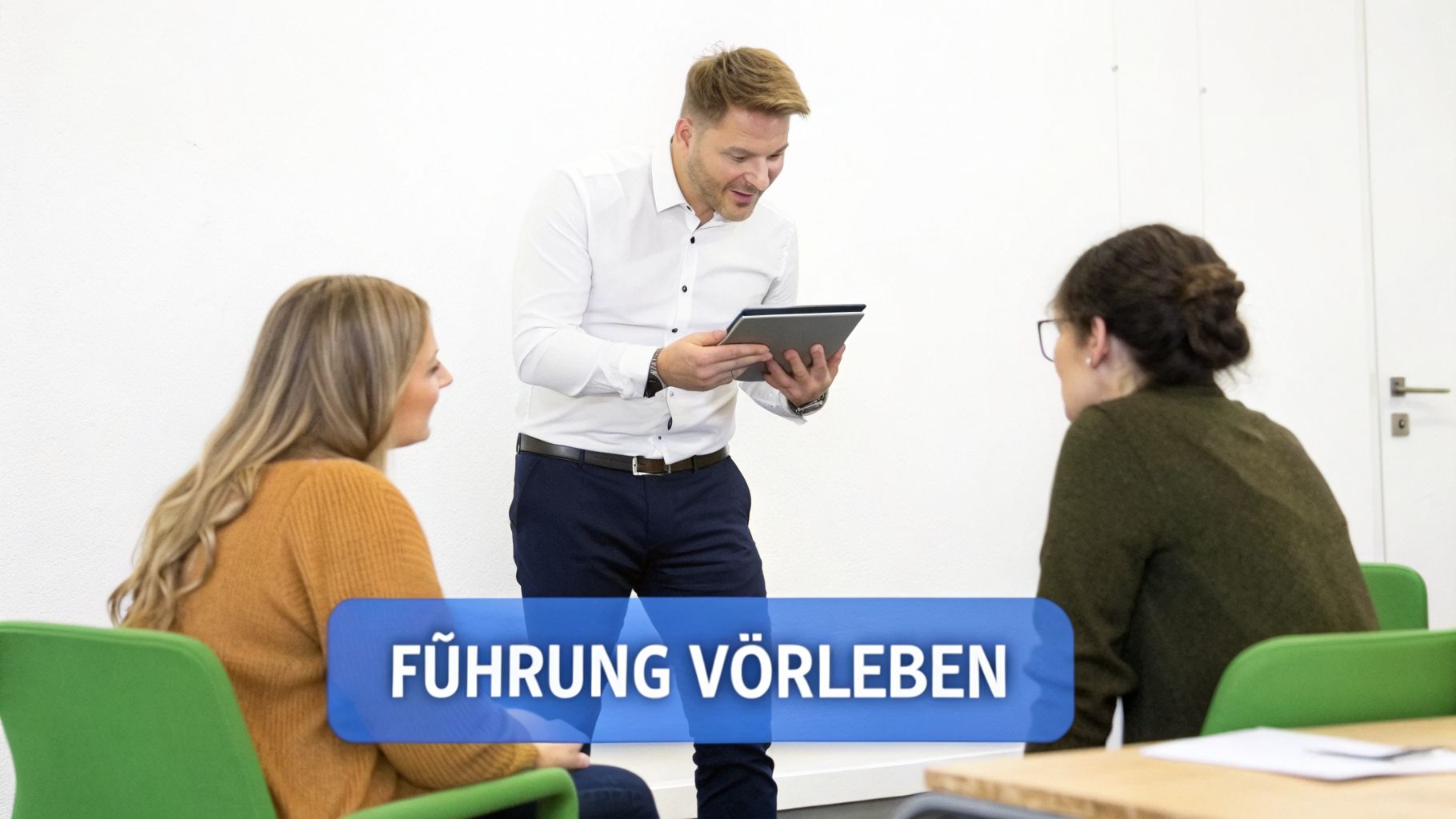 Ein Mann präsentiert auf einem Tablet vor zwei Frauen in einer Besprechung, während ein Banner "FÜHRUNG VÖRLEBEN" zeigt.
