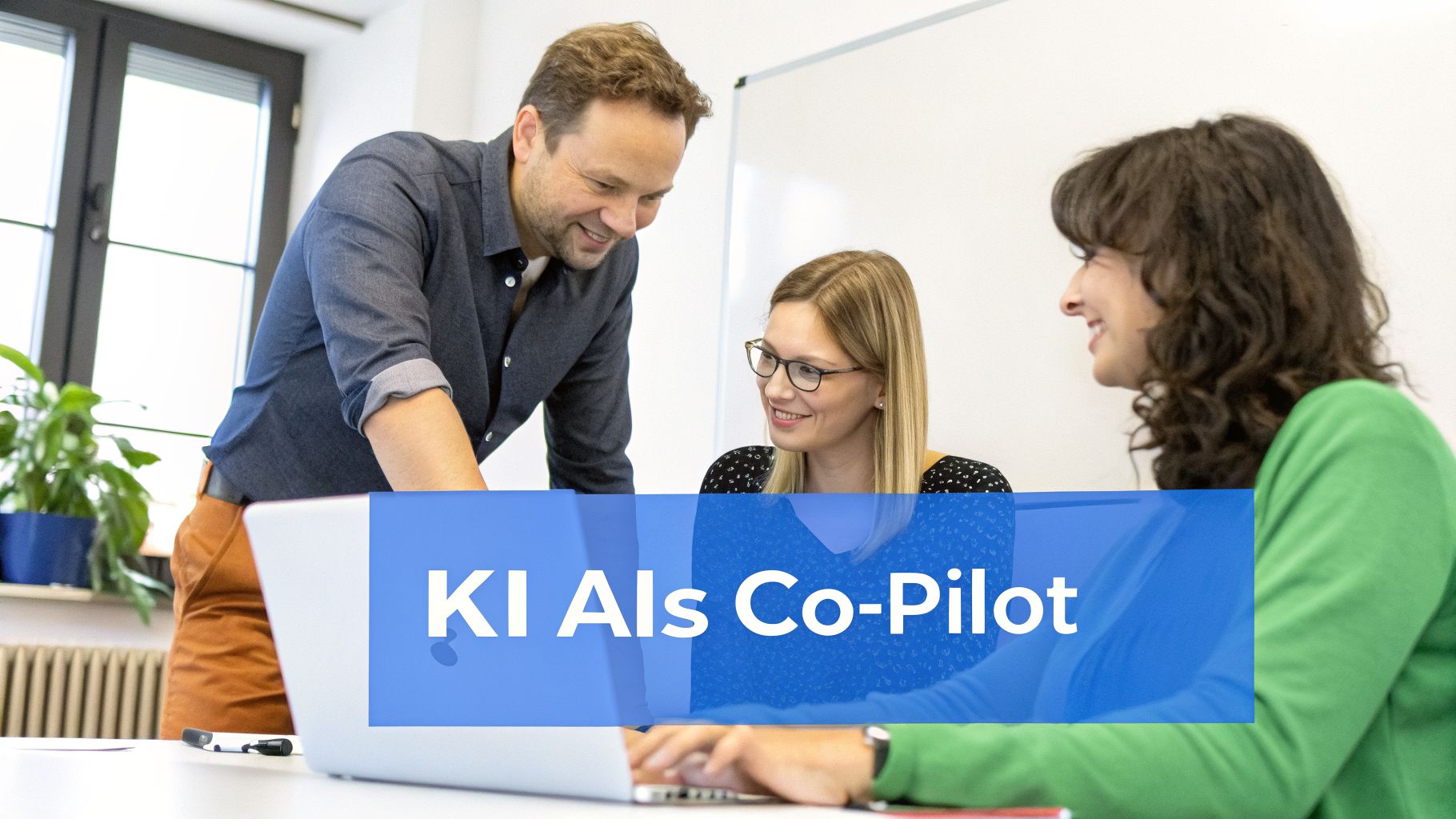 Drei lächelnde Personen, ein Mann und zwei Frauen, arbeiten gemeinsam an einem Laptop mit der Überschrift 'KI Als Co-Pilot'.