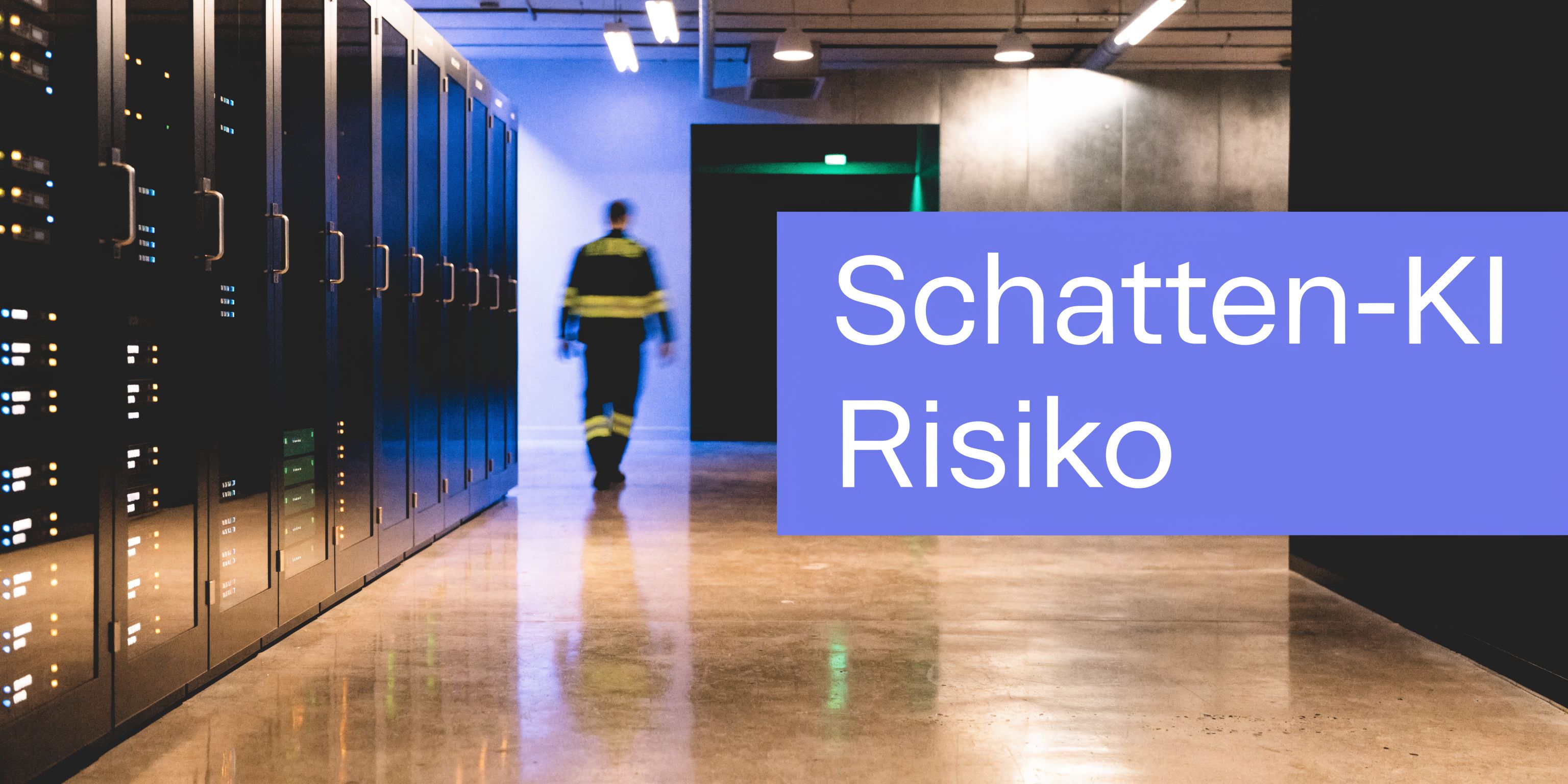 Ein Techniker geht durch einen modernen Serverraum, während das Thema Schatten-KI im Unternehmen thematisiert wird.